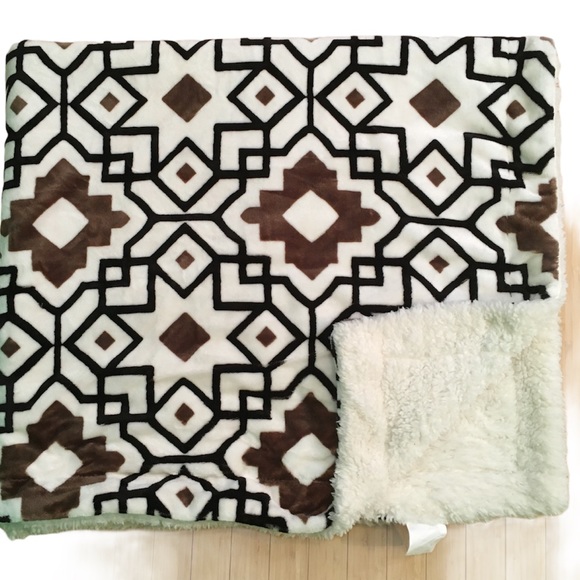 Other - White geometric spanish tile print throw 50x60”